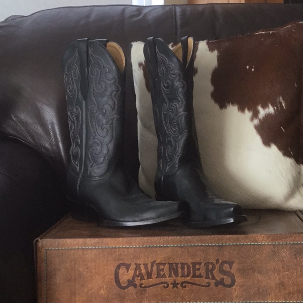New Cavender Old Gringo woman’s boots. Never worn. Still in the box.